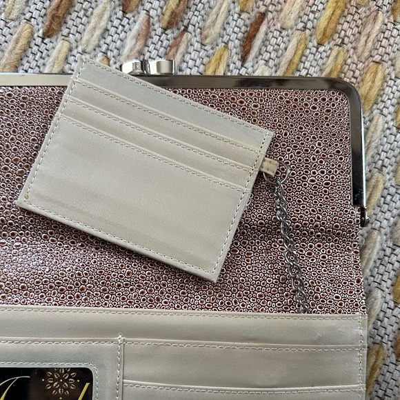 Chic Snakeskin Textured Brown Clutch with Kisslock - Picture 4 of 6